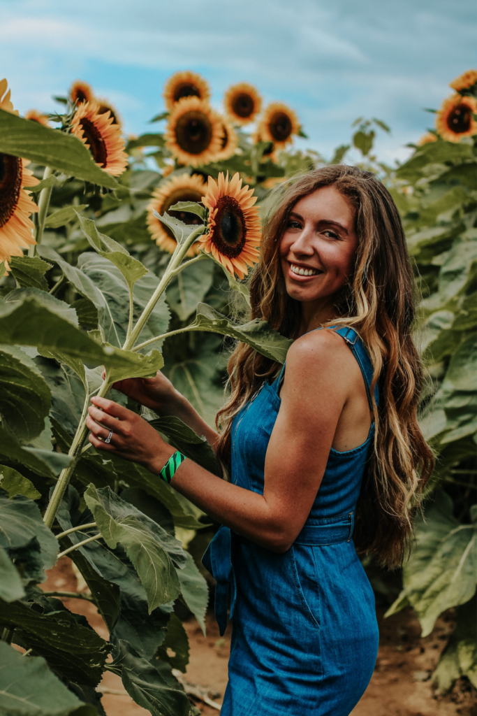 Sunflower Field Photoshoot | The Ultimate Guide to Poses, Ideas &  Inspiration